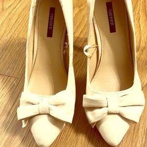 Nude pumps